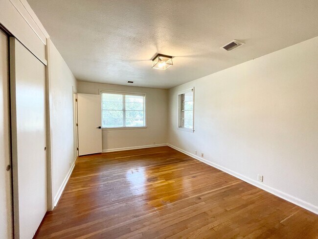 Building Photo - 3 Bedroom House with Mother in Law Suite i...