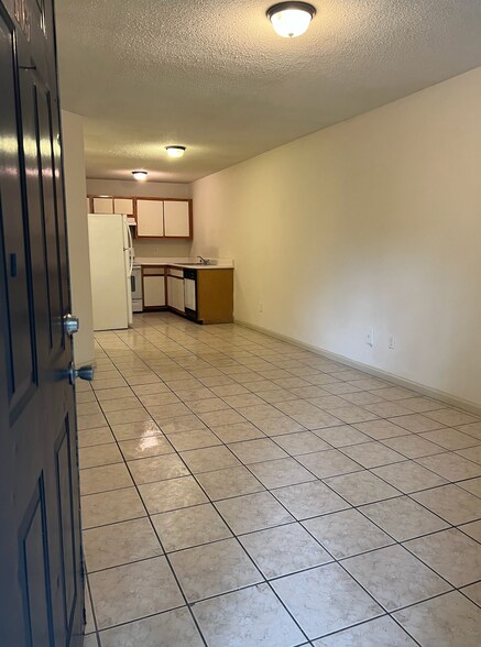 Walk in, living room, open concept kitchen - 145 Lullwater Dr