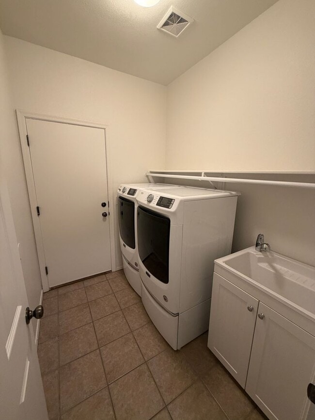 Building Photo - Welcome home to this meticulously maintained property in desirable Sun Groves Subdivision!