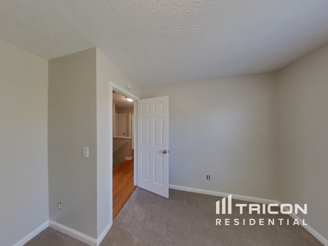 Building Photo - 2556 Tolliver Dr