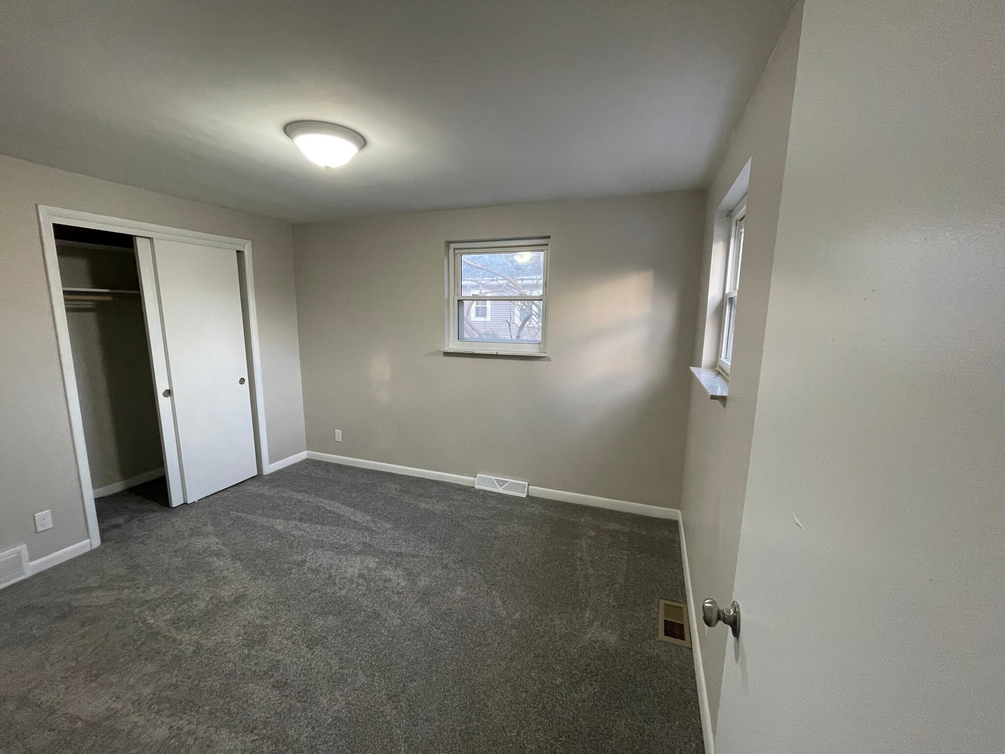 Building Photo - 7725 Bowen Ave