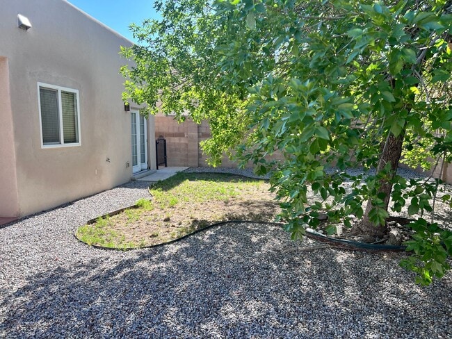 Building Photo - 2 Bedroom with major appliances, 2 car gar...