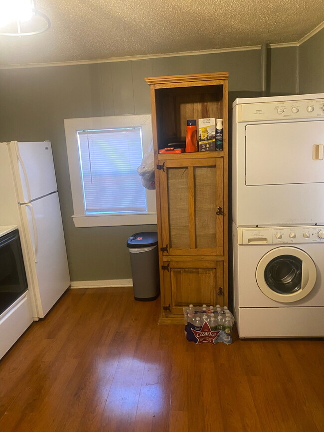 Building Photo - One bedroom home with great backyard!