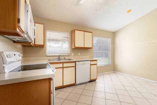 Building Photo - SUPER LOCATION FOR THIS 3/2 w 2 car garage home!!