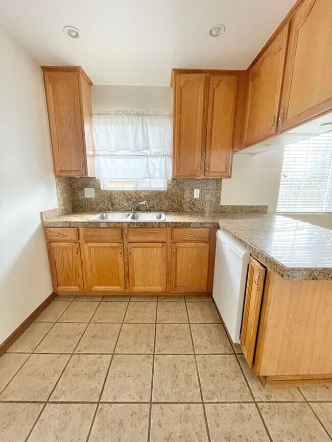 Building Photo - This beautifully maintained 3-bedroom, 2-bathroom Windsor home