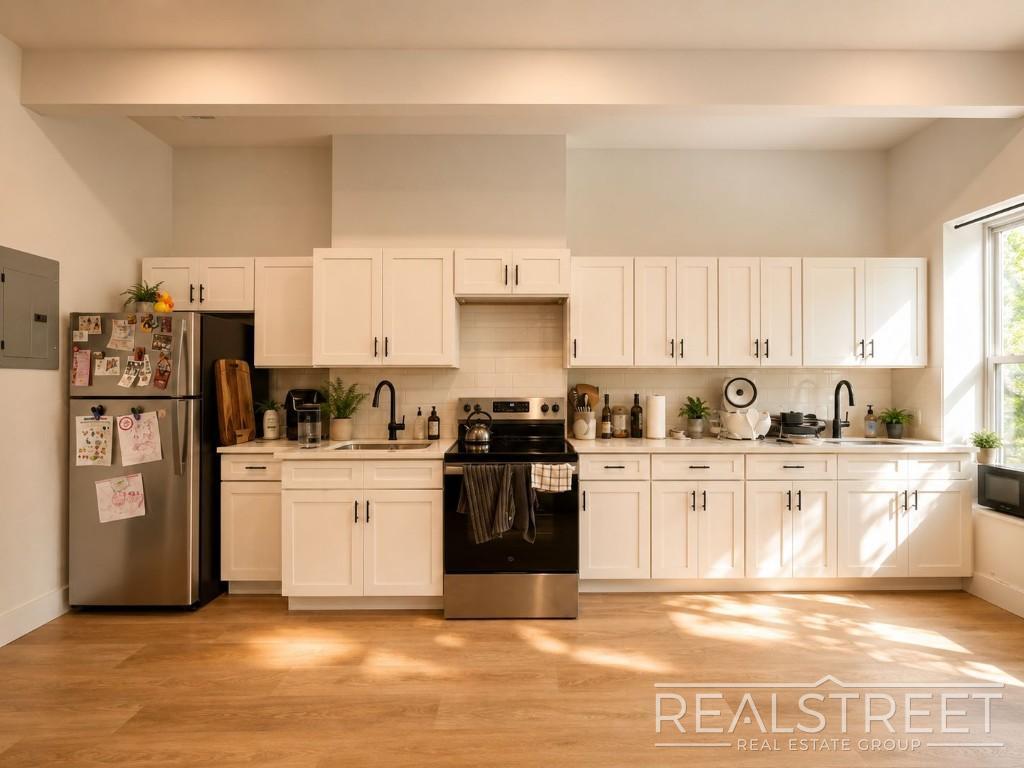 Building Photo - Top Floor 2 Bed in Renovated Brownstone with Washer/Dryer, Split AC & Tall Ceilings