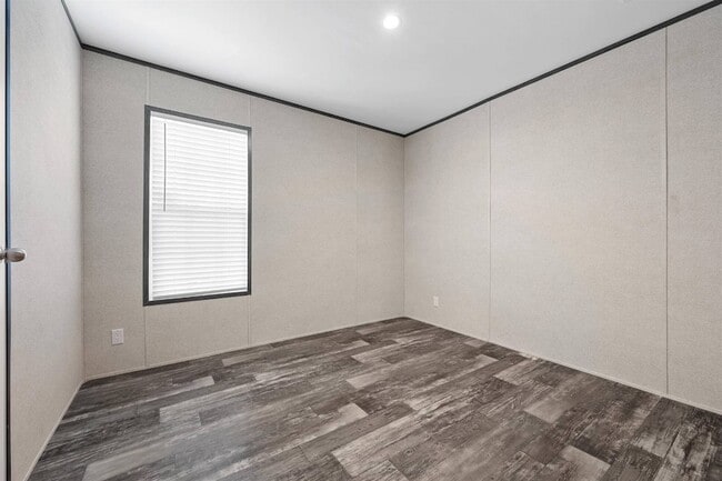 Building Photo - 305 W Buell Dr