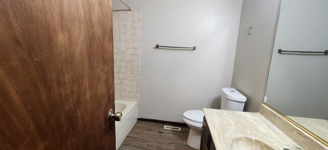 Building Photo - 1206 E Selma St