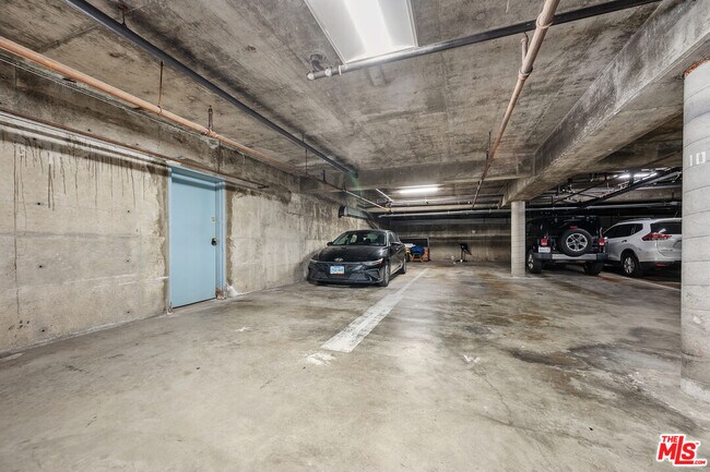 Building Photo - 833 5th St