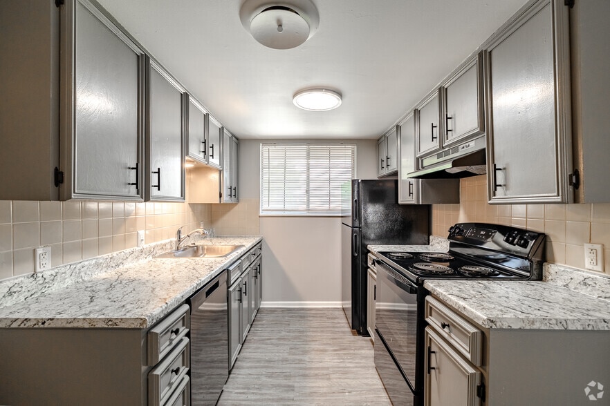 2BR, 2BA - 935SF - Kitchen - Stratford East Apartments