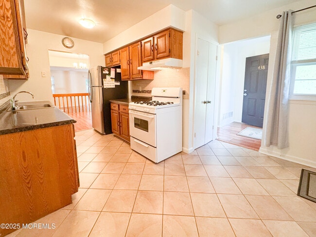 Building Photo - 438 Oak Knoll Dr