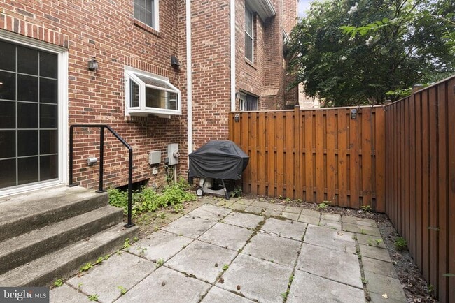 Building Photo - 2514 S Walter Reed Dr