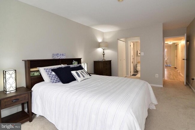 Building Photo - 9735 Kings Crown Ct