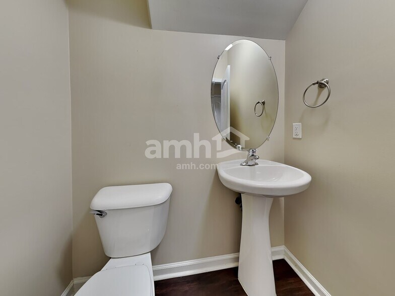 Building Photo - 170 Lake Pointe Dr