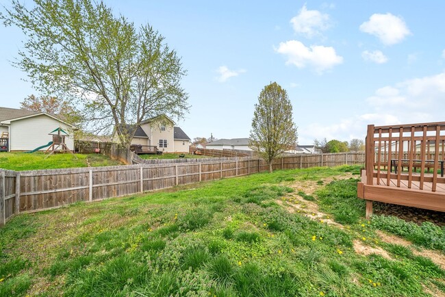 Building Photo - 3 Bedroom 2 Bath Pet Friendly Home For Ren...