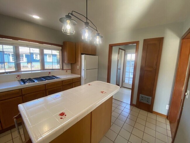 Building Photo - Inviting Pacific Grove Home!