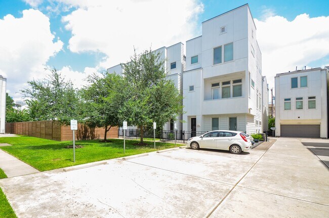 Building Photo - 1310 Delano St