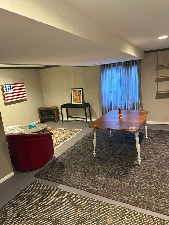 Building Photo - Beautiful Furnished 3 Bedroom/2.5 Bathroom Single Family Home with Flexible Lease terms.