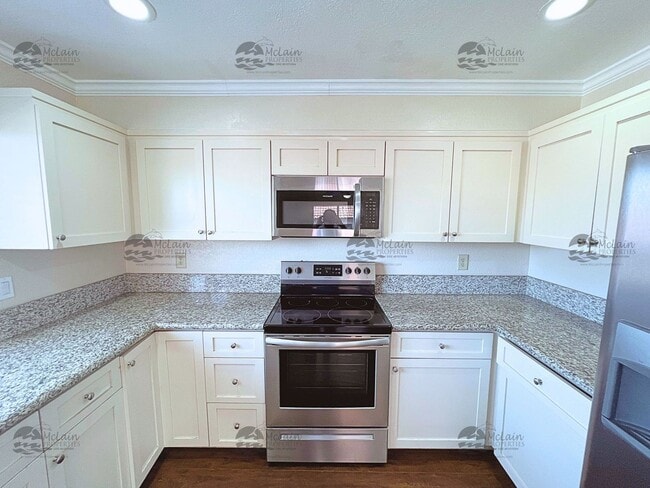 Building Photo - 3 Bed/2 Bath Two Story Townhome in Gated Community