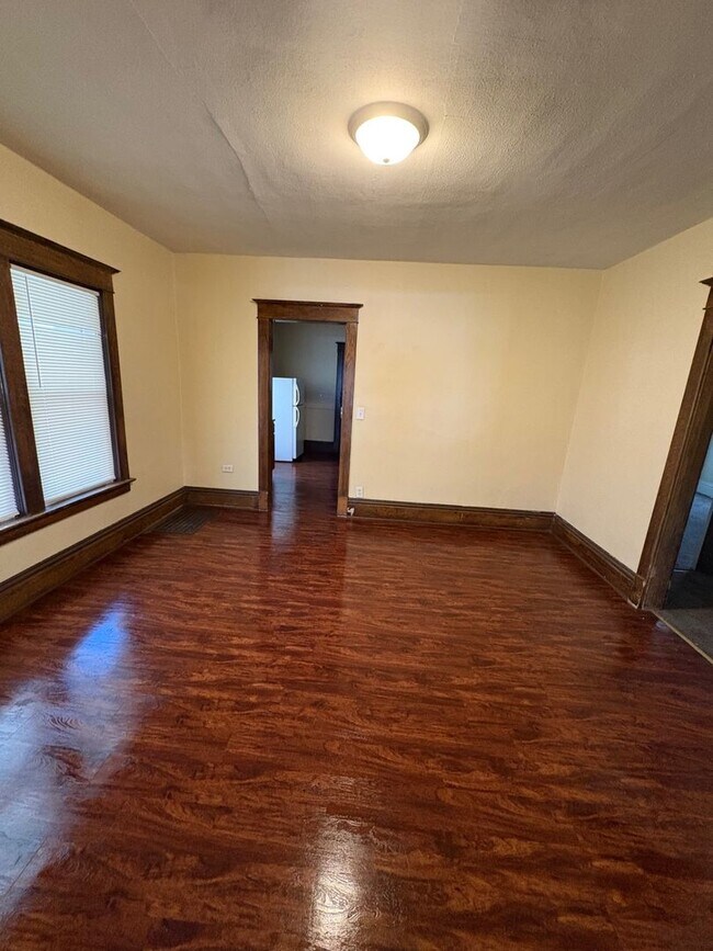 Building Photo - 117-119 S Gardiner Ave