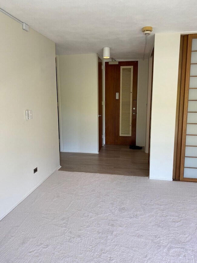Building Photo - A one bedroom, one bath, NO parking apartm...