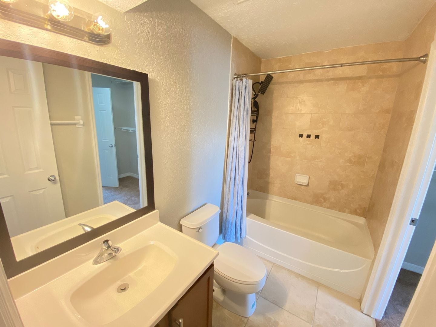 Building Photo - First months rent Half off! Beautiful 2/1.5 Condo in Orlando! New Carpet!