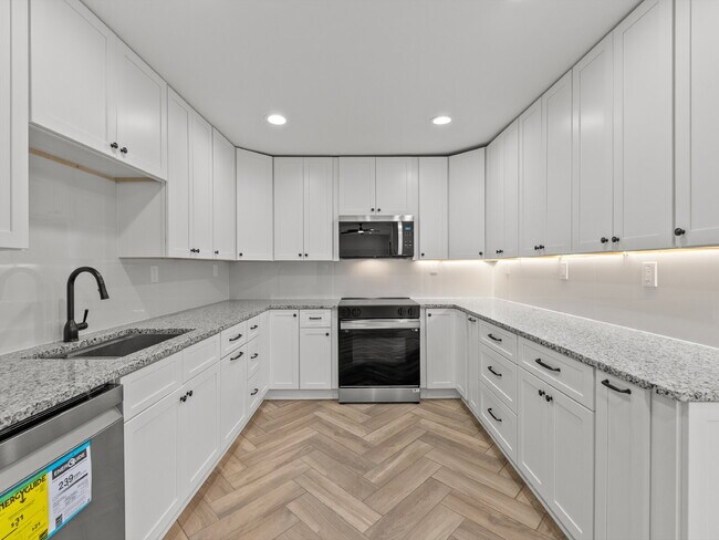 Building Photo - "Spacious 5-Bed Haven on Cedarest Rd – Where Comfort Meets Convenience in Fairfax!"
