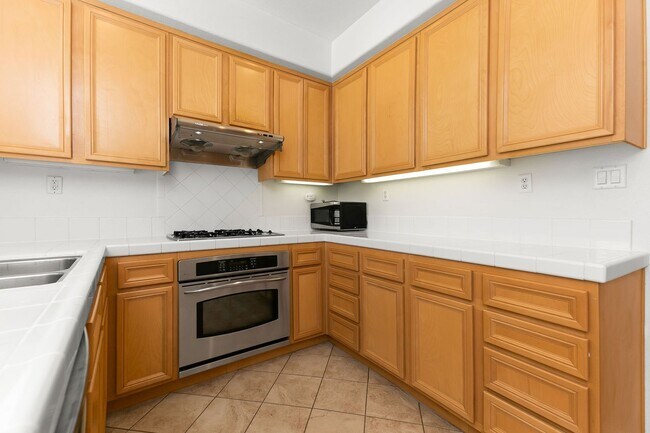 Building Photo - Paseo del Sol Charmer with Private Yard and Community Pool