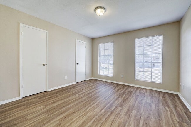 Building Photo - Spring Branch Townhome