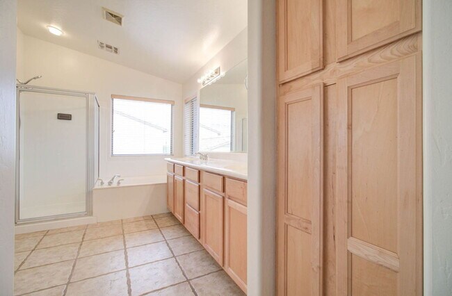 Building Photo - 2026 E County Down Dr