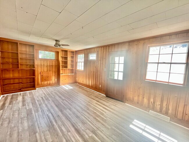 Building Photo - 1105 W Rock Spring Rd