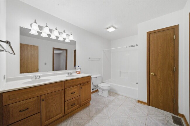 Building Photo - Move-In Ready Split-Level with Open Floor Plan