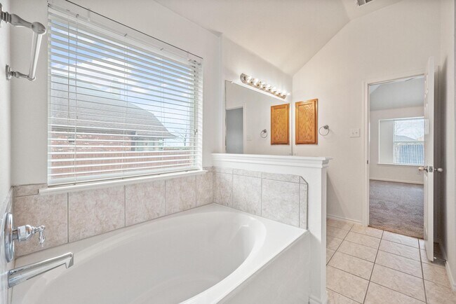 Building Photo - 9880 Wyndbrook Dr