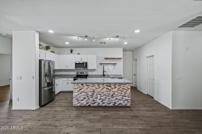 Building Photo - 21582 W Cocopah St
