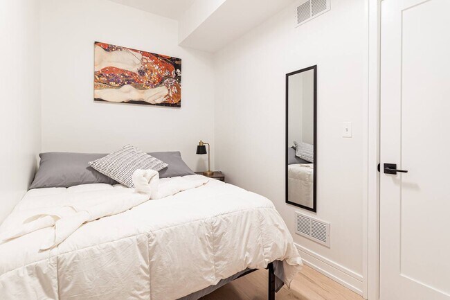 Building Photo - 2943 N Gresham Ave