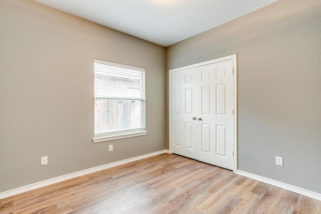 Building Photo - Walnut Street Duplex