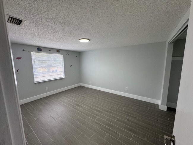 Building Photo - 13701 N 21st St