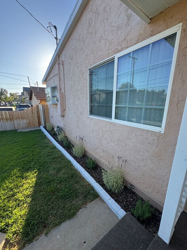 Building Photo - 5 Bedroom, 3.5 Bath, Beautiful 1,856 SQ FT...