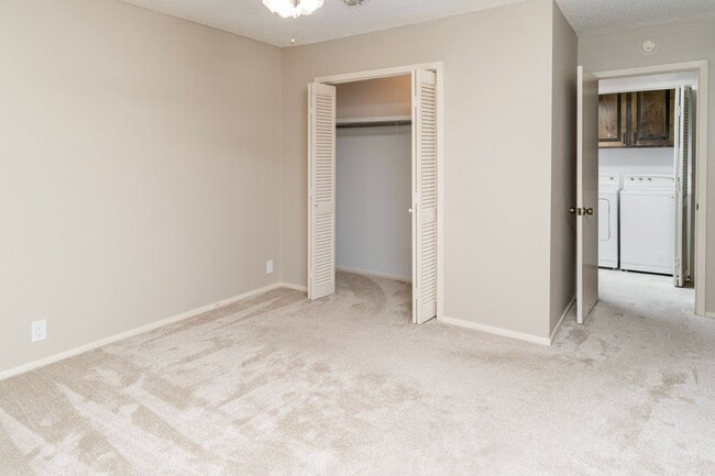 Building Photo - 2 Bedroom, 2 Bath Home on a wooded lot in ...