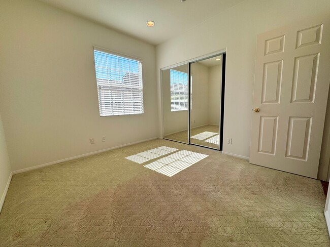 Building Photo - Beautiful 2 Bedroom Condo in Desirable Qua...