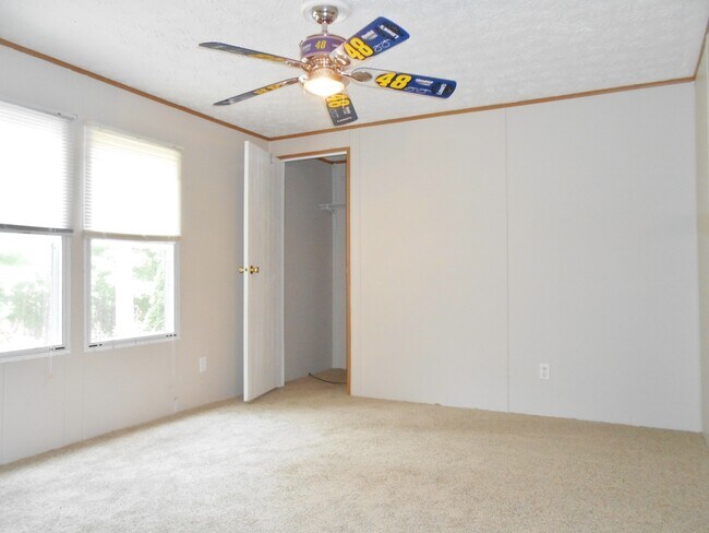 Building Photo - Large 3 Bedroom 3 Bathroom Modular Home in...