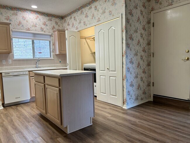 Building Photo - 5706 Quail Crown