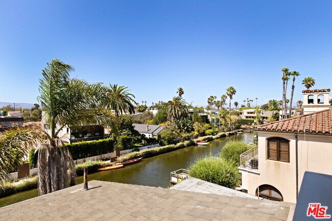 Building Photo - 432 Howland Canal