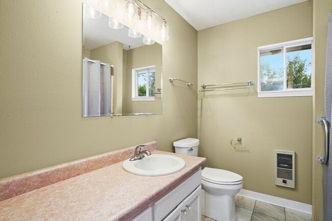 Building Photo - Wonderful 4 bedroom, 2 Bath on Oversized l...