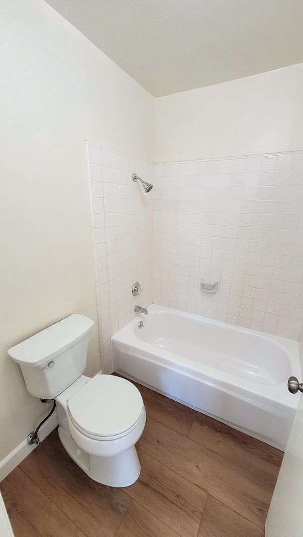 Building Photo - Remodeled Upstairs 2 Bed 2 Bath Condo with...