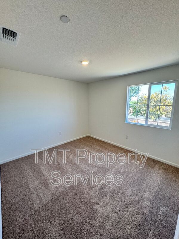 Building Photo - 1372 Redford Wy