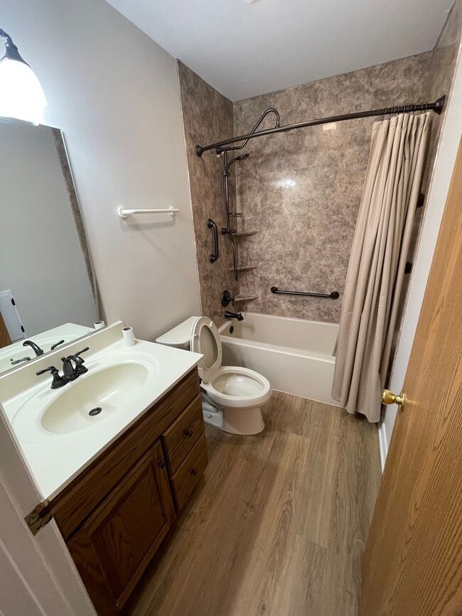 Building Photo - 3 Bed 1.5 Bath Updated Townhouse in Manche...