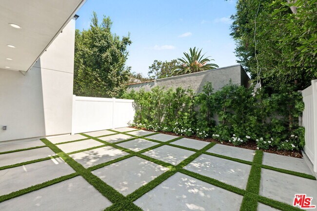 Building Photo - 5841 Whitworth Dr