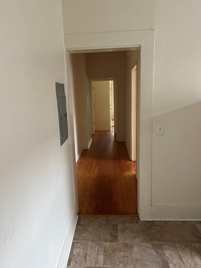 Building Photo - Nice 1 Bed 1 Bath Unit! Available Fall 2026!