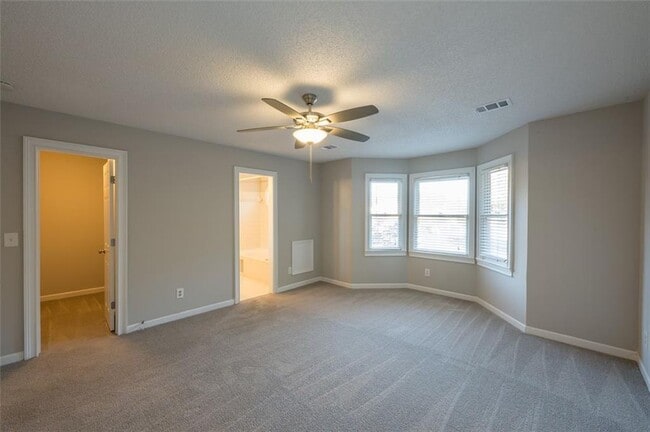 Building Photo - 4648 Calumet Cir NW